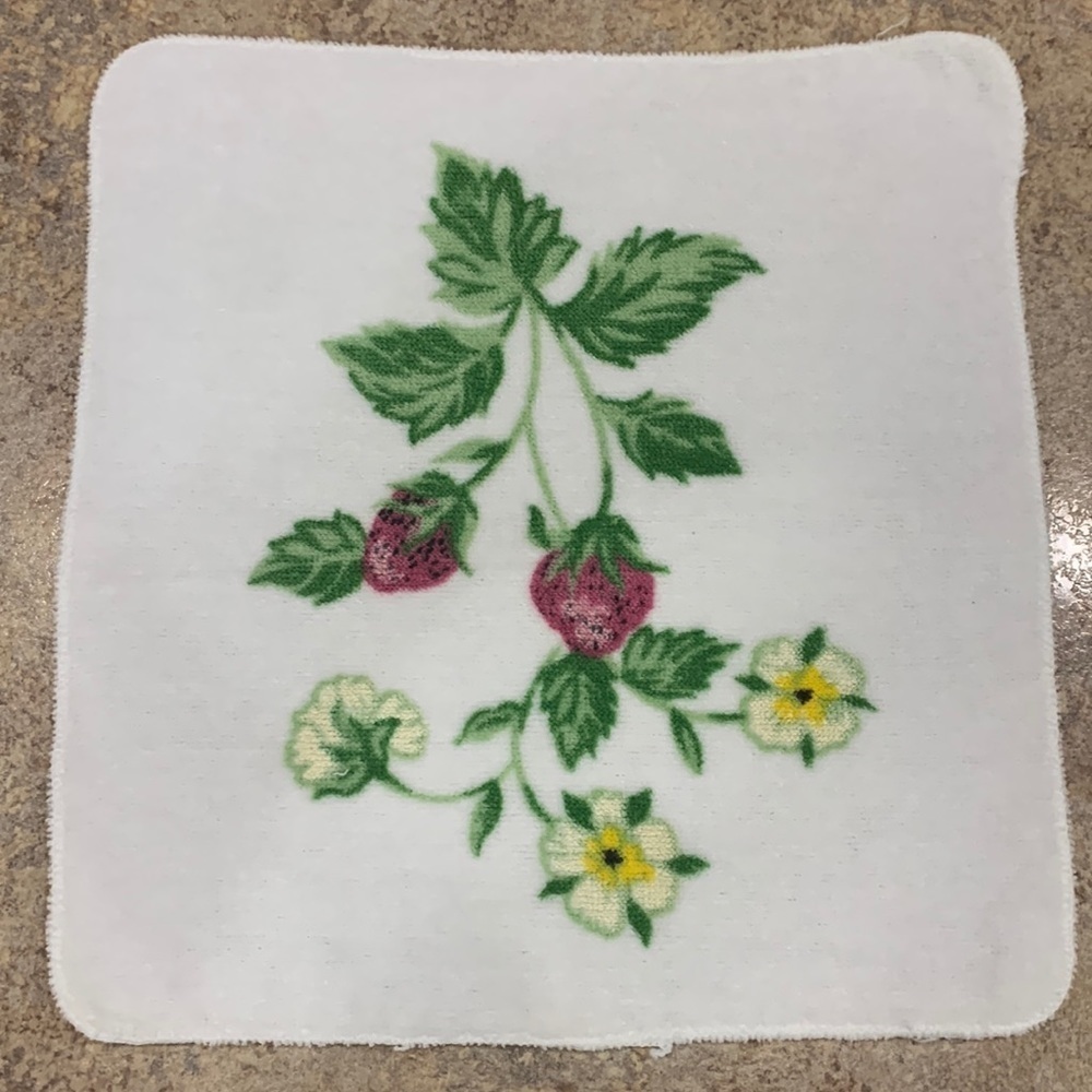 NWOT vintage Fieldcrest strawberries cotton washcloth